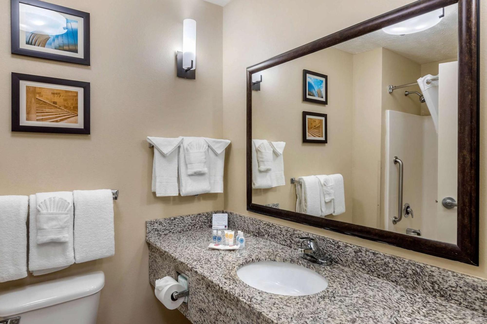Comfort Suites Speedway - Kansas City Exteriér fotografie
